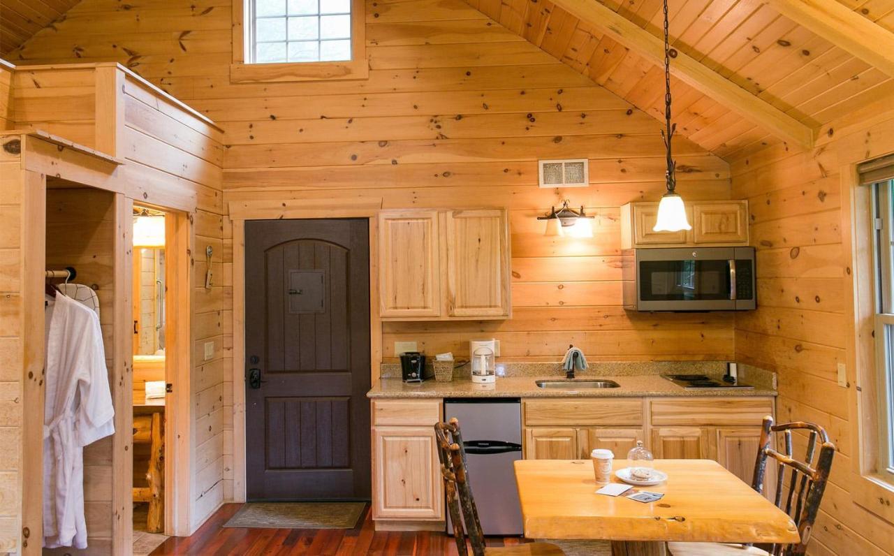 Whispering Pines Treehouse By Amish Country Lodging Millersburg Exterior photo