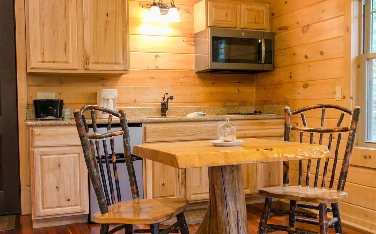Whispering Pines Treehouse By Amish Country Lodging Millersburg Exterior photo