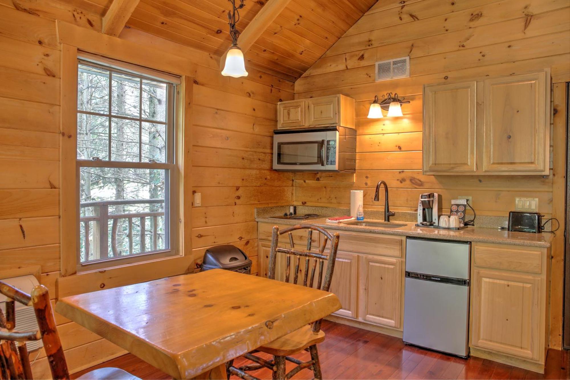 Whispering Pines Treehouse By Amish Country Lodging Millersburg Exterior photo