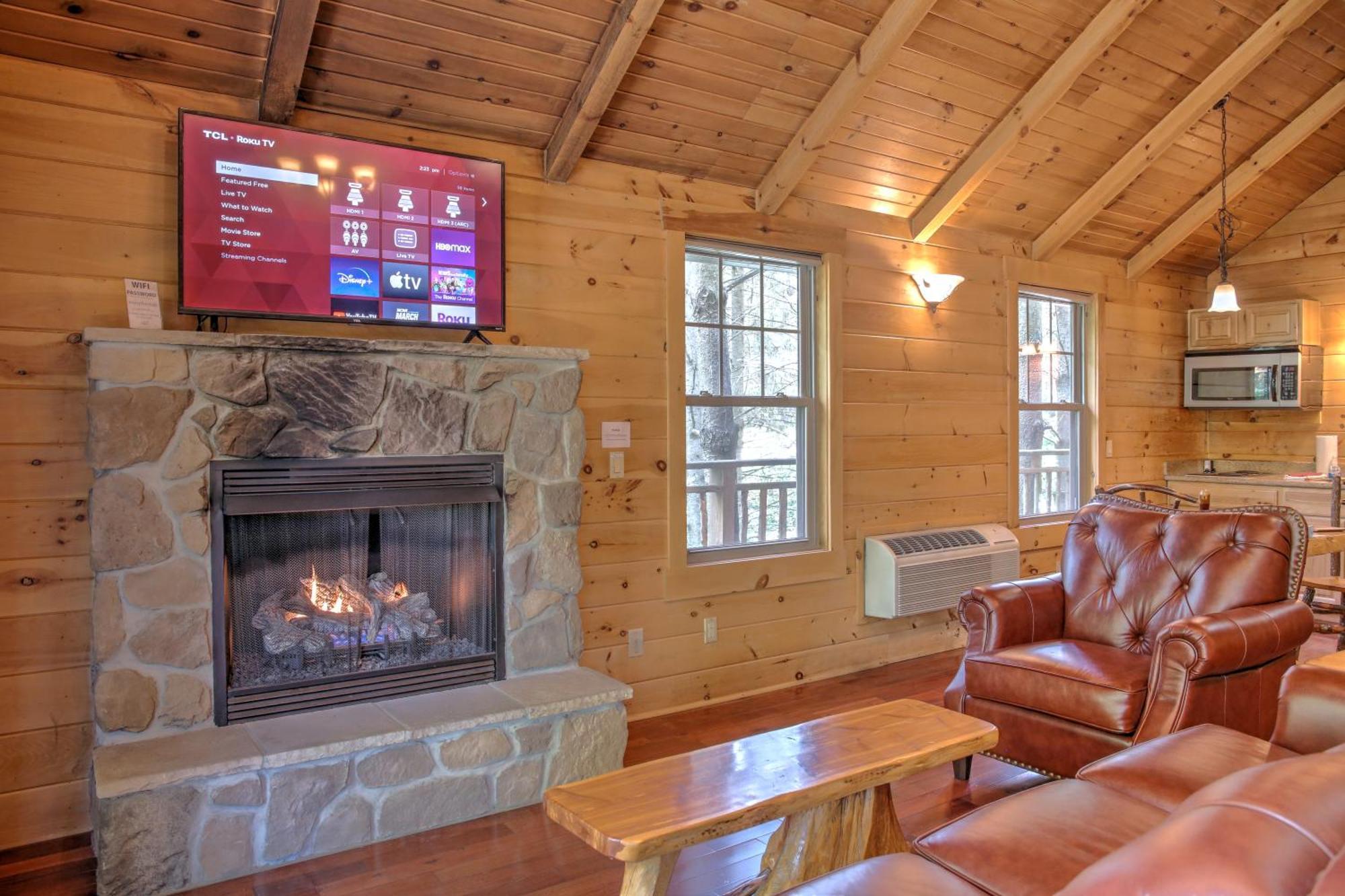 Whispering Pines Treehouse By Amish Country Lodging Millersburg Exterior photo